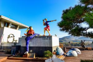 twee mensen springen van een mountainbike bord bij Moonlight Blue Pension in Gapyeong