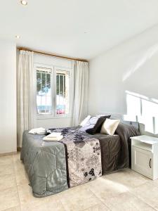 1 dormitorio con cama y ventana en Appartement devant la plage, en Roses