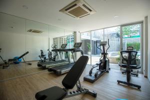 Fitness centrum a/nebo fitness zařízení v ubytování Reno hotel