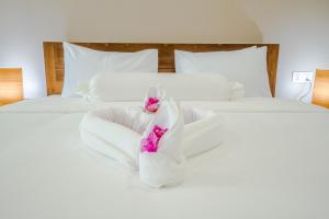 Postel nebo postele na pokoji v ubytování CALAO Kep Residence Hotel