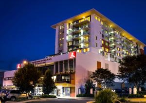 ein großes Gebäude mit einem Hotel in der Nacht in der Unterkunft Toowoomba Central Plaza Apartment Hotel Official in Toowoomba