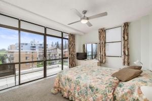 ein Schlafzimmer mit einem Bett und einem großen Fenster in der Unterkunft Tasman Towers 12 3 Munster Street in Port Macquarie + 28 Fotos