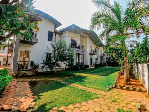 a house with a garden in front of it at Mariaariose - "Melody of the Sea" in Bogmolo