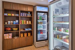 een koelkast met een deur open met eten binnen bij Holiday Inn Express Westley, an IHG Hotel in Westley