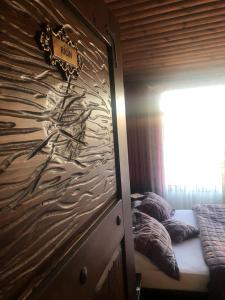 1 dormitorio con 1 cama con pared de madera en Santa Roza Hotel, en Estambul