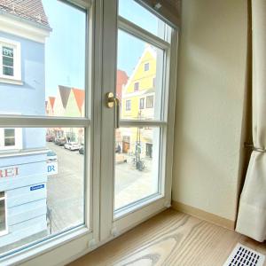 ein offenes Fenster mit Straßenblick in der Unterkunft Hotel Alte Post in Mindelheim