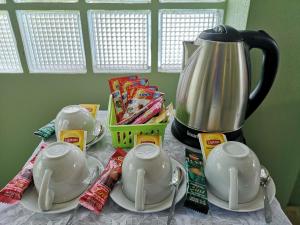 einen Tisch mit zwei Teekesseln und einem Mixer in der Unterkunft โรงแรมห้วยทราย Huaisai Hotel in Ban Nong Nak