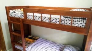 Rúm í herbergi á Ngampilan Backpacker Hostel