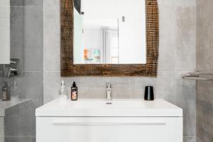 Ένα μπάνιο στο Stunning House in Bo Kaap +42 φωτογραφίες