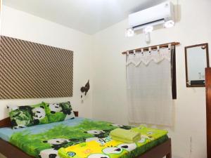 Rúm í herbergi á Ngampilan Backpacker Hostel
