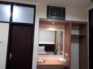 TV a/nebo společenská místnost v ubytování Hotel Bumi Makmur Indah