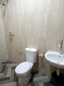 Hotel Bumi Makmur Indah في باندونغ: حمام مع مرحاض ومغسلة