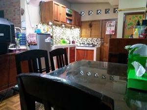 Eldhús eða eldhúskrókur á Ngampilan Backpacker Hostel