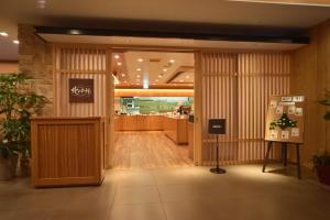 lobby restauracji z poczekalnią w obiekcie Dormy Inn Premium Sapporo w mieście Sapporo