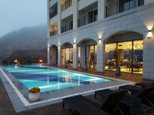 Lapis Hotel Namhae tesisinde veya buraya yakın yüzme havuzu