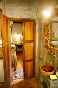 ein Bad mit einem WC aus Holz im Zimmer in der Unterkunft Eco-Logic, Resort for Charity in Phato