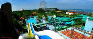 uma vista para um parque aquático com um escorrega aquático em HỒ MÂY PARK Vũng Tàu Khách Sạn - Resort em Vung Tau