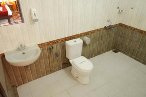 ห้องน้ำของ Ocean Bay Ayurvedic Beach Resort