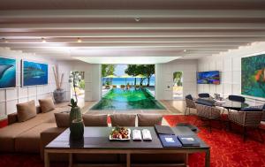 
A seating area at Emerald Maldives Resort & Spa-Deluxe All Inclusive
