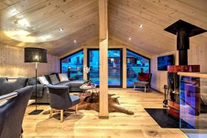 sala de estar con sofá y chimenea en Chalet des Sapins, en Chamonix-Mont-Blanc