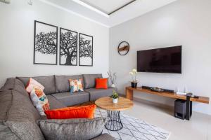 ein Wohnzimmer mit Couch und Fernseher in der Unterkunft Villa Voyage 5 in Seminyak