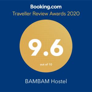 コロンにあるBAMBAM Hostelの黄色の円