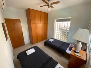 um quarto com 2 camas, um candeeiro e uma janela em Roof Terrace & Sea View Entire Apartment em Pegeia ou Pegya