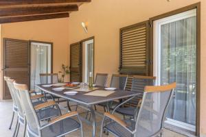 comedor con mesa y sillas en Luxury experience in Villa Kacana with heated pool and Play station 4 en Vodnjan