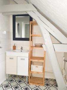 A kitchen or kitchenette at Gîte Le Cocon Ay-Champagne proche Epernay