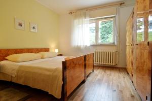 um quarto com uma cama grande e uma janela em Apartment Rojnic - 3 bedrooms apartment em Pula