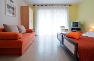 um quarto com uma cama, um sofá e uma televisão em Apartment Rojnic - 3 bedrooms apartment em Pula