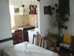 cocina con mesa y algunas sillas y cocina con mesa en Apartments Grgorinić 3 bedrooms, en Pula