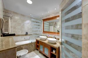 Um banheiro em Donatello Hotel