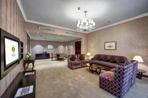 Uma área de estar em Donatello Hotel