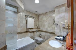 Um banheiro em Donatello Hotel