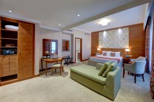 Uma área de estar em Donatello Hotel