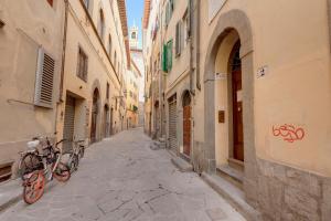 un vicolo con due biciclette parcheggiate in strada di Lambert Apartment a Firenze