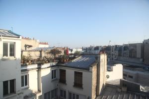 - une vue depuis le toit d'un bâtiment dans l'établissement Atelier dernier étage bail mobilité Louvre, à Paris