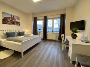 TV a/nebo společenská místnost v ubytování REGIOHOTEL Quedlinburger Hof Quedlinburg