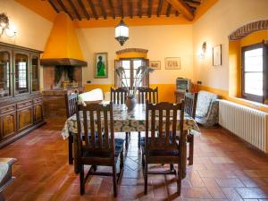 cocina y comedor con mesa y sillas en Casa del Lecceto, en Campiglia Marittima