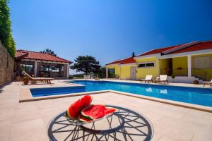 La alberca dentro o cerca de Villa Delmati