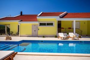 La alberca dentro o cerca de Villa Delmati