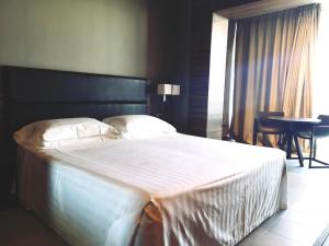 Łóżko lub łóżka w pokoju w obiekcie Waldorf Suite Hotel