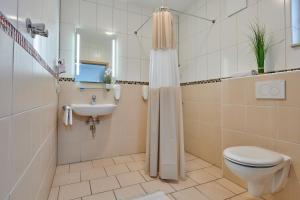 
Ein Badezimmer in der Unterkunft Sunny Hotel Straubing
