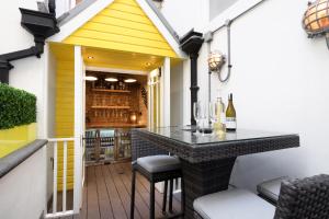 um bar na varanda de uma casa em Eastcliff House em Brighton & Hove