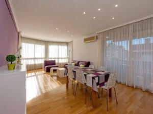 un soggiorno con tavolo, sedie e divano di Apartment Sants-Les Corts Galileu by Interhome a Barcellona