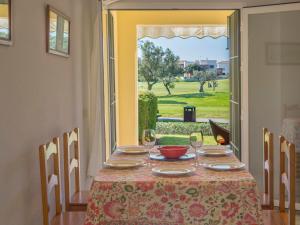 チクラナ・デ・ラ・フロンテーラにあるHoliday Home Brisamar - Novo Sancti Petri by Interhomeの庭の景色を望むダイニングルームテーブル