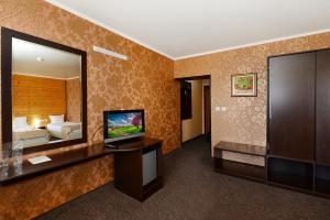 Zimmer mit TV und Bett in der Unterkunft Spa Hotel Select in Welingrad