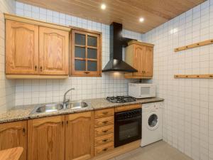eine Küche mit einer Spüle und einem Herd Top-Backofen in der Unterkunft Apartment Eixample Esquerre Arago Rocafort by Interhome in Barcelona