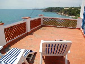 佩雷優的住宿－Holiday Home Mas del Guixe by Interhome，阳台配有两把椅子,享有海景。